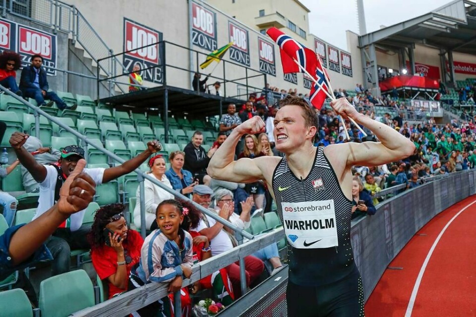 JUBEL: Karsten Warholm jublet over rekord og seier. Han løp best på 400 meter hekk.