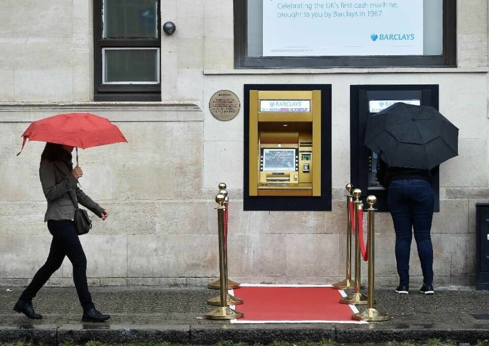 BURSDAG: Minibanken er 50 år i dag, tirsdag. Her lå verdens første minibank. Det er i London i Storbritannia.