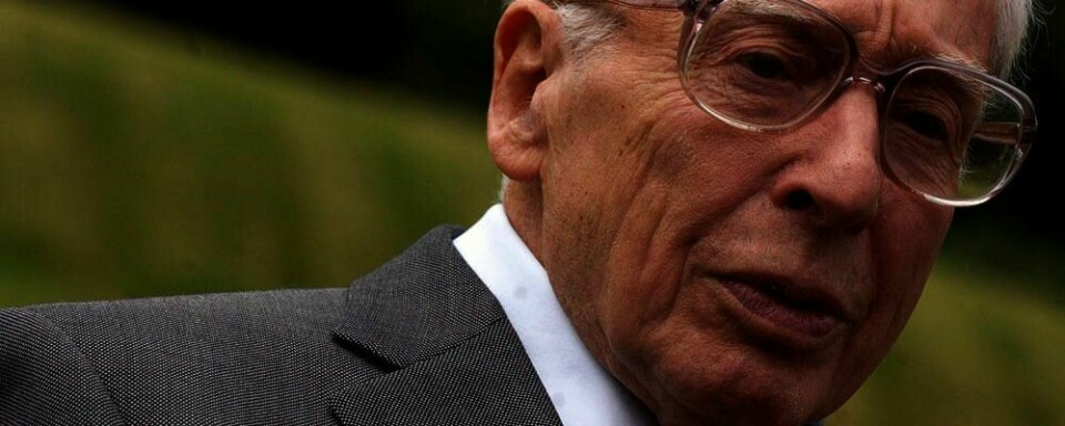 HEDRET: Forsker Robert Edwards var den første som klarte å få et egg befruktet utenfor en kvinne. Han hedres med Nobels fredspris i medisin 2010.