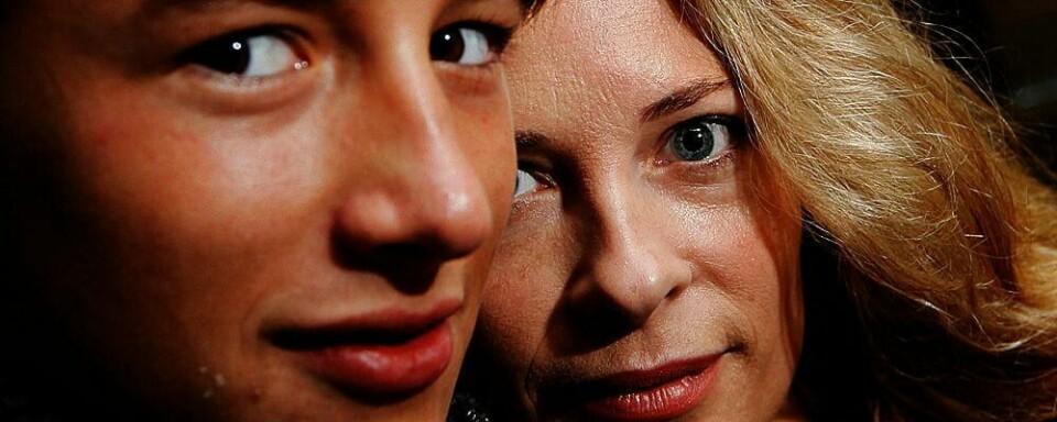 SKRYT: Maria Bonnevie (til venstre) skryter av Marcus Aarnseth (til høyre). De to spiller hovedrollene i den nye filmen «Maskeblomstfamilien». Den har premiere i dag (fredag).