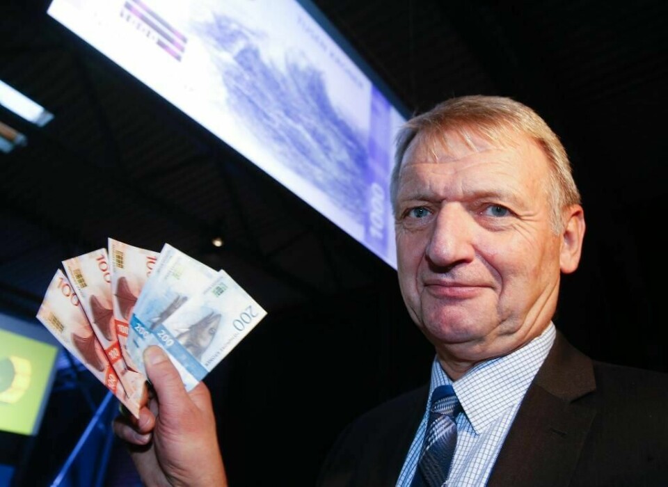 PENGER: I dag kom det penger på manges konto. De som betalte for mye penger i fjor får tilbake i dag. Trond Eklund på bildet er sjefen for papirpenger i Norges Bank.