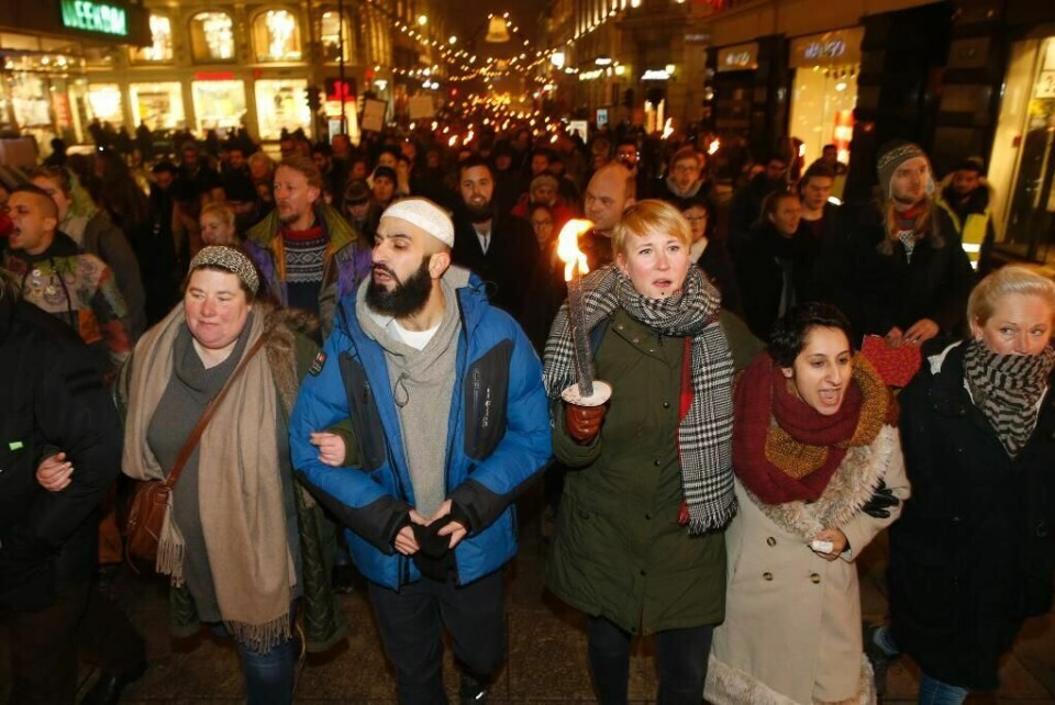 SAMMEN: Kvinner og menn skal be sammen i den nye moskén som kommer i Oslo. Thee Yezen Al Ubeide (i blå jakke) skal starte den. Her demonstrerer han mot den islam-fiendtlige organisasjonen Pegida.