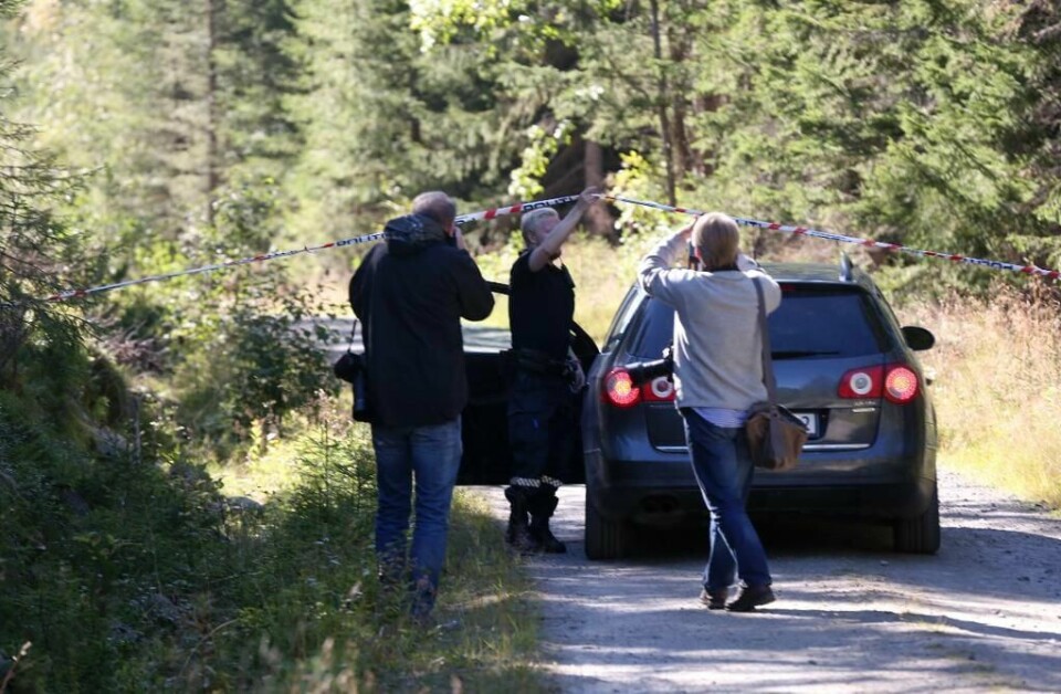 BRENT: Her i skogen ble Nils Olav Bakken funnet. Han var brent. Nå er tre personer tiltalt for drap.
