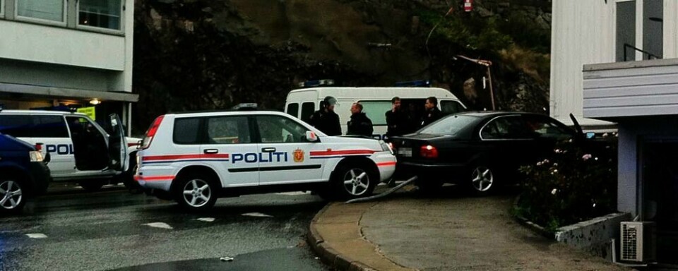 STANSET: En vill biljakt endte i en murvegg i Grimstad. Der ble en mann tatt av politiet søndag. En kvinne kom seg unna. Hun ble tatt senere på kvelden.