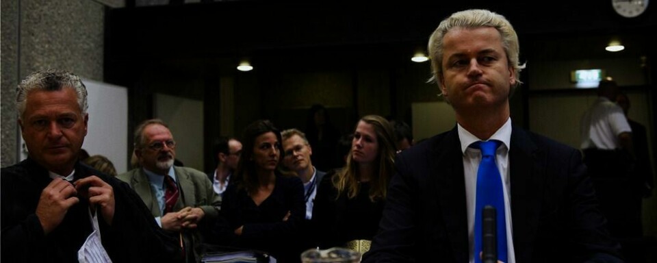 LIKER IKKE MUSLIMER:  Geert Wilders (til høyre) er tiltalt for å ha spredd hat mot muslimer. Han vil ikke ta tilbake det han har sagt. Nå er rettssaken mot ham i gang.