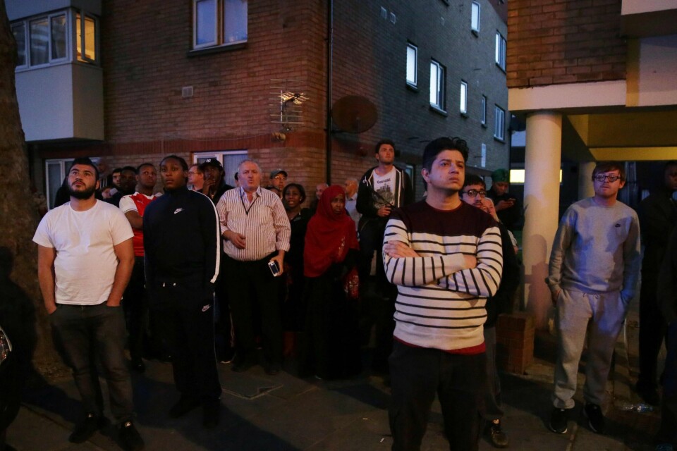 NABOER: Folk ser på at blokka brenner. Bildet viser folk som står og ser.