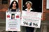 Bildet viser to kvinner. De er familie etter døde i Hillsborough-tragedien.