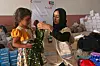 Bildet viser en jente som får kjole til festen. Hun har flyktet fra Mosul i Irak.