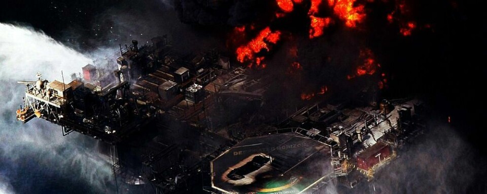 EKSPLODERTE: Olje-riggen Deepwater Horizon eksploderte 22. april. Brønnen til riggen ble ikke tett igjen før 17. april. Nå får Barack Obama kjeft i en ny rapport om katastrofen. Han skal ha overdrevet for mye olje som plukket opp fra havet.