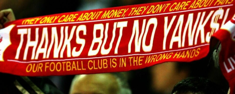 SOLGT: Fans av fotball-klubben Liverpool FC protesterte mot nye eiere.Tirsdag ble klubben solgt til New England Sports Ventures.