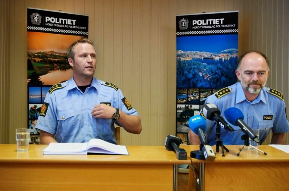 POLITI: Ei jita jente er skadet. Politiet tror more og stefaren skadet henne. Her er Lensmann Svenn Ingar Viken (t.v.) og politiadvokat Amund Sand.