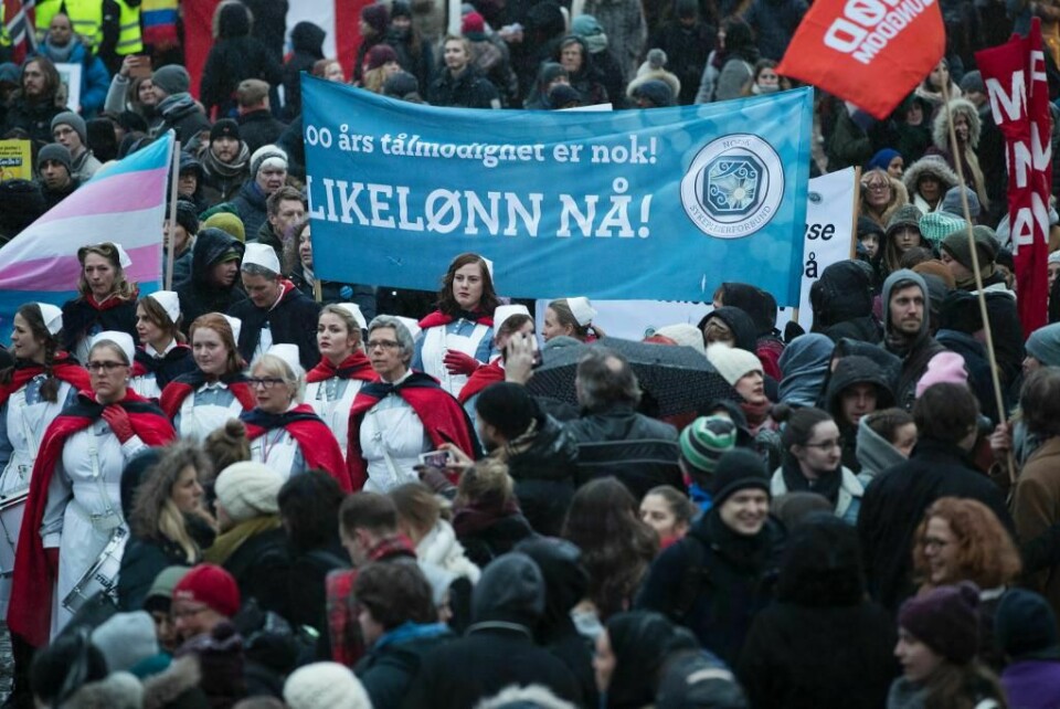 LIKELØNN: Norske kvinner krever å få like mye betalt som menn. På Island har myndighetene forandret loven. Det er ikke lov å gi menn mer i lønn.