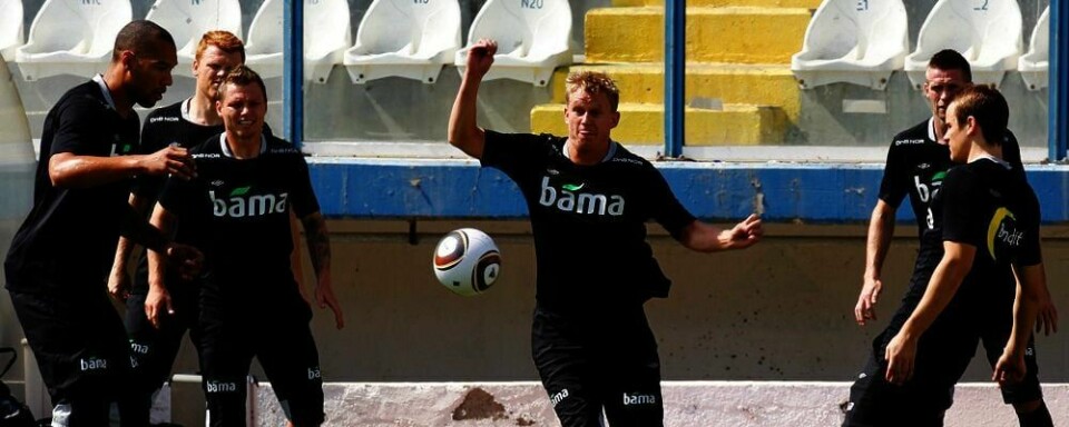 KLARE: De norske fotball-guttene satser på å vinne over Kypros fredag kveld. Her trener John Carew (til venstre), John Arne Riise, Bjørn Helge Riise, Steffen Iversen, Kjetil Wæhler og Henning Hauger.