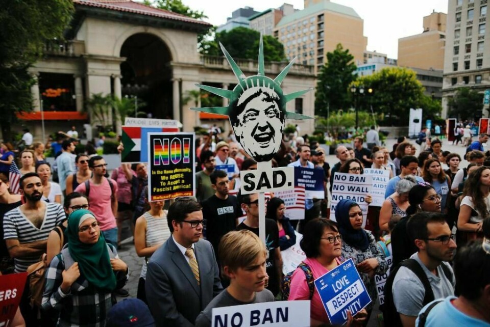 PROTEST: Folk protesterer i USA. Trump nekter folk fra seks muslimske land å reise inn i landet. Det er mange imot.
