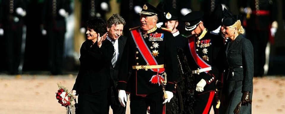 FLAUT:  Den sveitsiske president Doris Leuthard kunne ikke gjøre stort annet enn å smile da hun ble hedret med en seremoni foran slottet. Årsaken var at Forsvarets stabsmusikk-korps spilte feil sang da de skulle spille den sveitsiske nasjonalsangen.