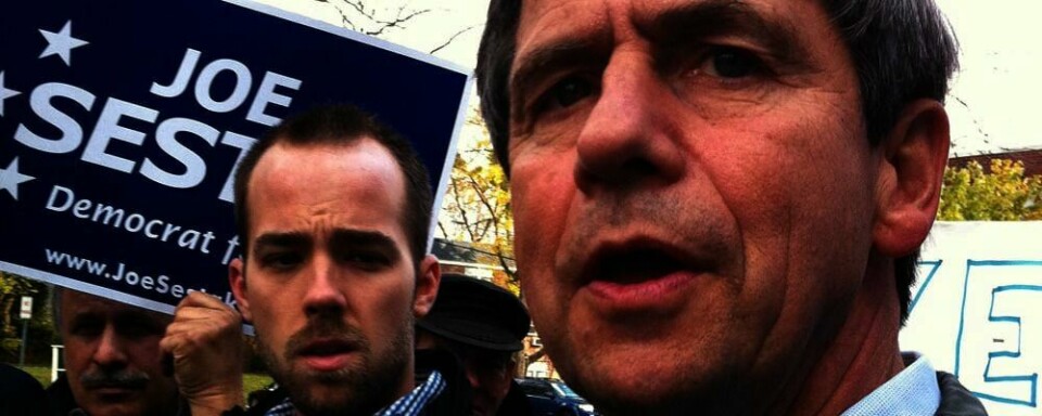KJEMPER: Demokraten Jon Sestak forsøker å overbevise velgerne om å stemme på ham i mellom-valget i USA. Det er tirsdag.