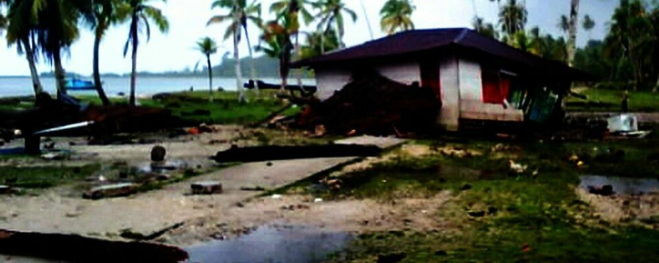 FLERE FUNNET DØDE: Mandag kveld laget et kraftig jordskjelv en stor flodbølge. Bølgen rammet øygruppa Mentawai utenfor Indonesias vestkyst. 311 personer er døde og 379 personer er savnet etter ulykken.