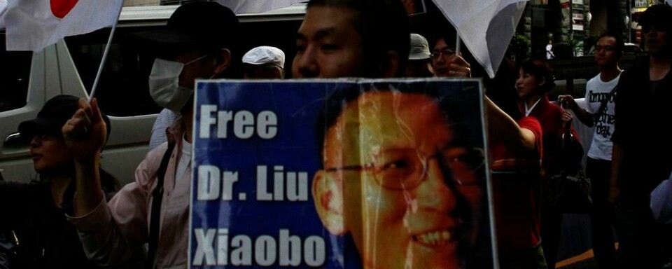 PROTESTERER: Det kinesiske folk vil at Nobelpris-vinner Liu Xiaobo skal sone ferdig fengselsstraffen sin. I Japan protesterte flere tusen lørdag og ville ha Xiaobo løslatt.