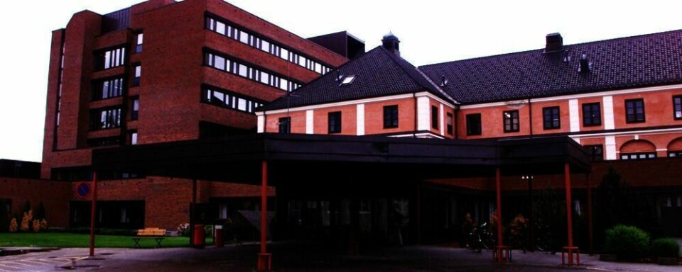 STENGT UTE: Legen som er siktet for presset unge jenter for nakenbilder, er suspendert fra jobben på Sykehuset Innlandet (bildet) på Elverum.