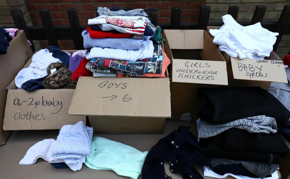 KLÆR: Folk har gitt klær til ofrene etter brannen. Bildet viser klær i pappesker.