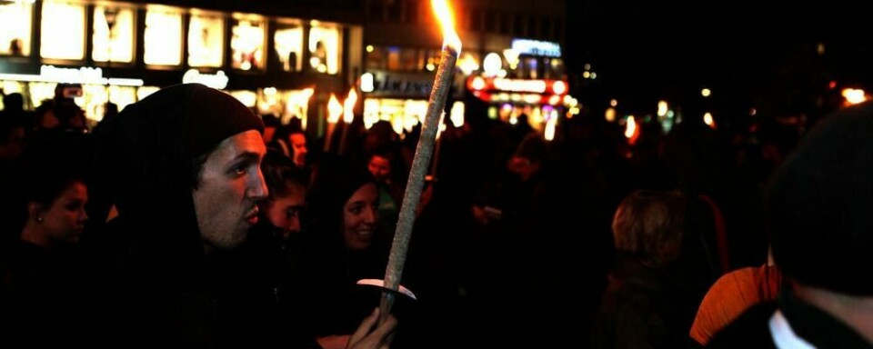 PROTEST:Flere demonstrerte mot skytingen i Malmø mandag. De bar fakler.