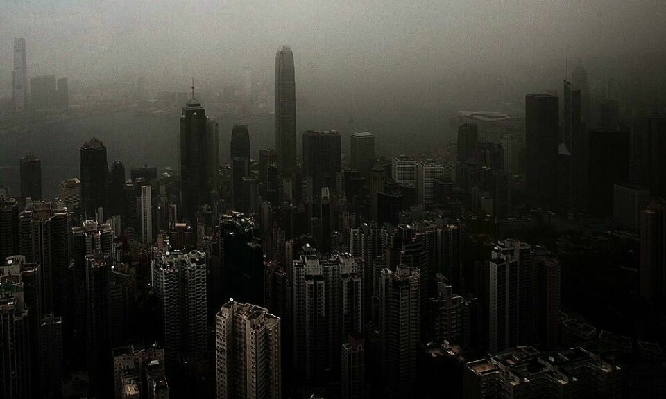 FORURENSET: Et teppe av forurensing ligger over byen Hong Kong i Kina. Flere mennesker blir syke. Og mange selskaper vurderer å flytte ut av byen. De får ikke ansatte til å flytte til Hong Kong.