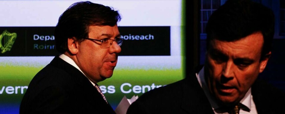 KRISE: Statsminister Brian Cowen (til venstre) og finansminister Brian Lenihan i Irland innrømmer at det er krise i økonomien i landet. Nå må de ha hjelp.