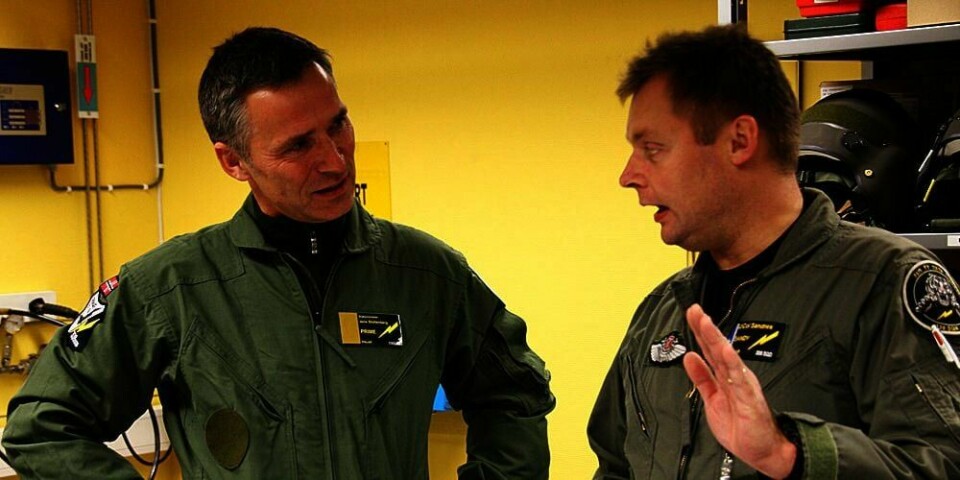SOSIAL: Jens Stoltenberg advares mot å fortelle for mye om hva han gjør. Her er han sammen med oberstløytnant Hans Olav Sandnes før han skal opp å fly.