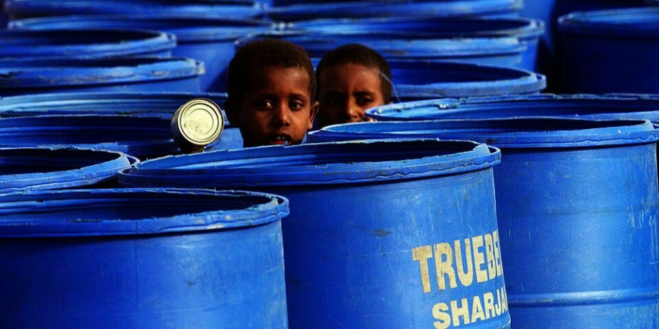 VANSKELIGERE: Eritrea er et av verdens verste land å leve i. Mange mennesker forsøker å flykte. Disse barna leker blant vann-tønner nord i landet. Norge kan ikke gjøre mye med situasjonen i landet, mener en ekspert.