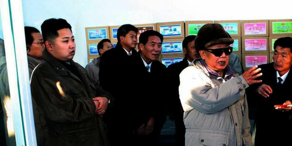 MAKT: Nord-Korea snakker om sitt nye atomanlegg. De vil vise at Nord-Koreas leder Kim Jong-il (til høyre) og den kommende lederen Kim Jong-un har makt. Det mener forskere.