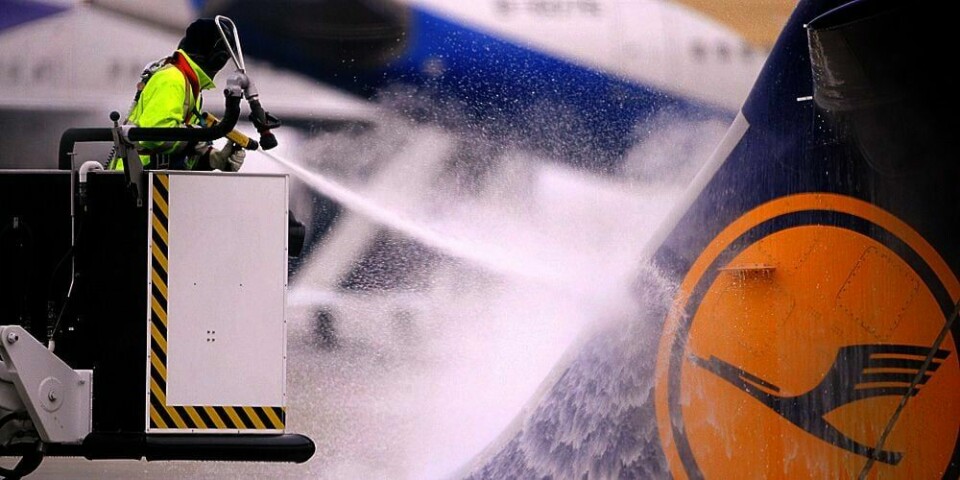 SLITSOMT: Snø og is hindrer flytrafikken i hele Europa. Dette flyet må få fjernet is.