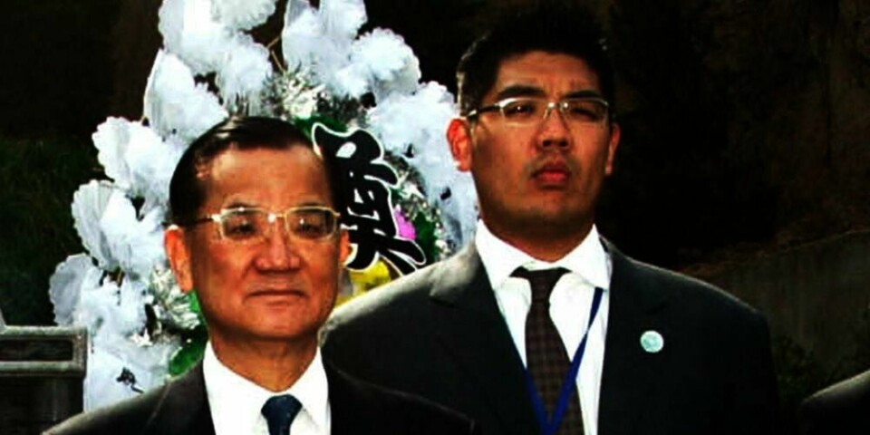PRIS: Kinesiske myndigheter deler ut en fredspris til Lien Chan ( til venstre). Han er tidligere visepresident i Taiwan. Her er han avbildet sammen med sønnen Lien Sheng-wen i 2005.