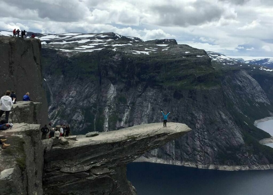 TROLLTUNGA: Veldig mange går hit. Det tar mellom ti og seksten timer. Men det er ingen do langs veien.