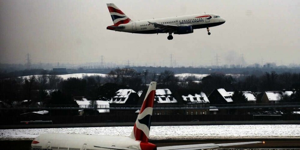 FLYR: Fly tar av og lander igjen på flyplassen Heathrow i London i Storbritannia. Det gjør at ventende passasjerer kan fly hjem. Mange har ventet i flere dager.