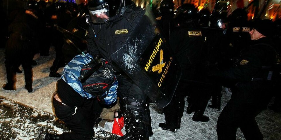 VOLDELIG: 10.000 mennesker demonstrerte i Minsk i Hviterussland. De mener president Aleksandr Lukasjenko jukset i valget. Opprørs-politiet var harde mot demonstrantene. Over 1.000 ble arrestert, mange ble banket opp.