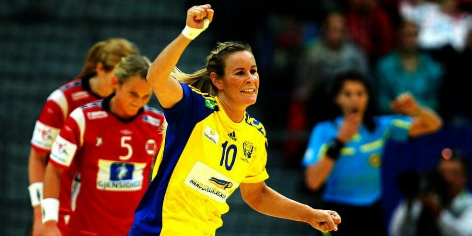 TAP: De svenske håndball-jentene kan juble. Norge tapte med fem mål i en kamp mellom de to søndag. Det var første tap for Norge i et EM på åtte år.