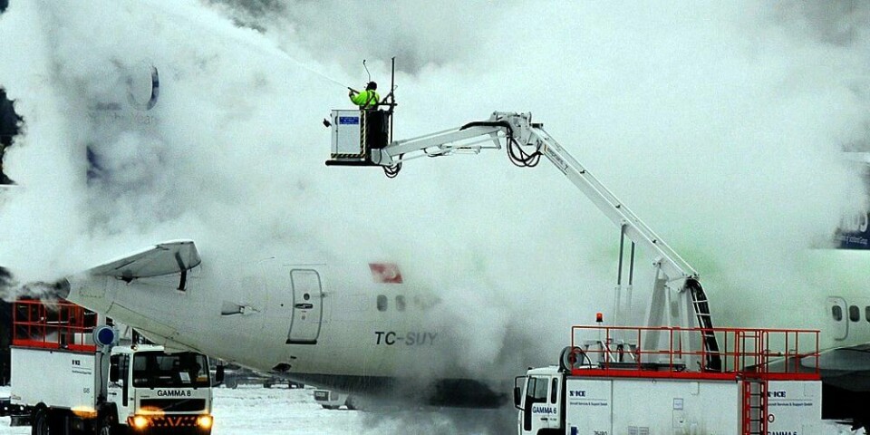 KALDT: Snø og is skaper fortsatt store problemer i flytrafikken i Europa. Tidligst onsdag skal flyene være i rute igjen ved flyplasser i Storbritannia og Tyskland.