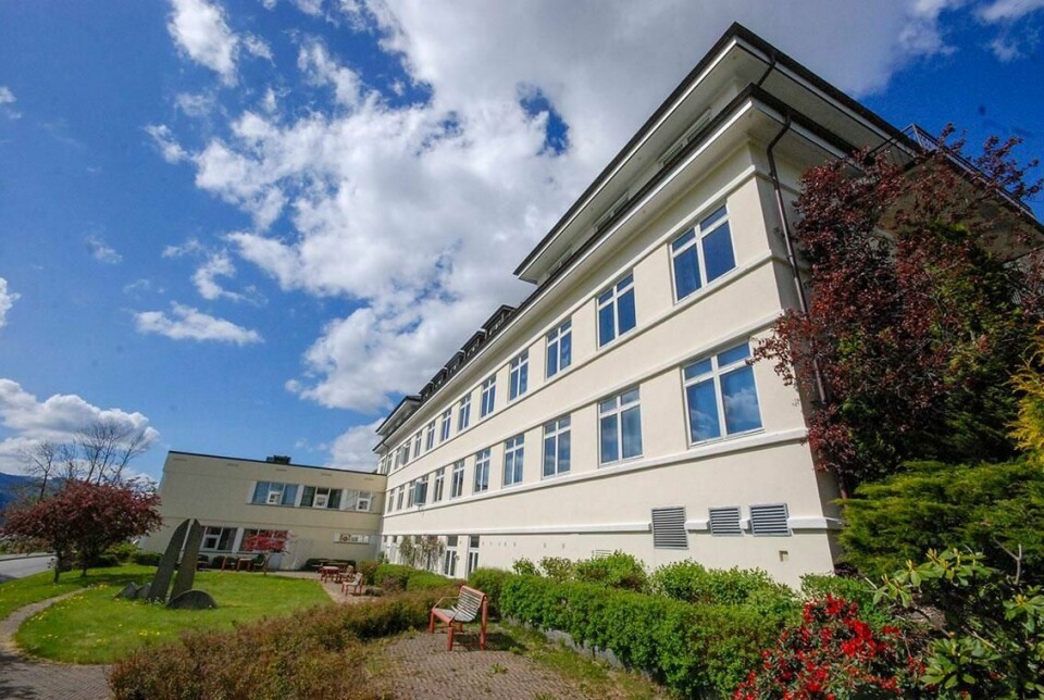 SMITTET: En sykepleier ved Nordfjord sykehus er smittet med korona-viruset. Personen hadde jobbet sammen med en smittet svensk lege.