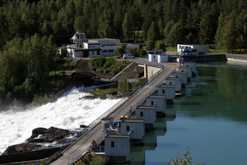 VANN OG VIND: Det har kommet mye vann til de norske vann-magasinene de siste dagene. Det har ført til at det har blitt mer vann i magasiner som her på Hunderfossen: Sammen med mer vind til danske vind-kraftverk, fører det til billigere strøm.