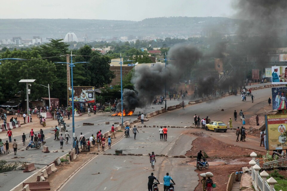 FN ADVARER: Folk demonstrerer i Bamako. Det er hovedstaden i Mali. FN er redd for både falske nyheter, men også sensur av internett. Begge deler kan være farlig og skape voldelige situasjoner i landet.