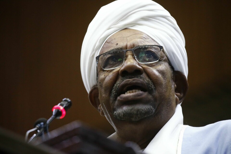 I RETTEN: Omar al-Bashir var president i Sudan fram til i fjor. Da mistet han makta etter 30 år. Nå er han tiltalt for kuppet som ga ham makten i 1989.