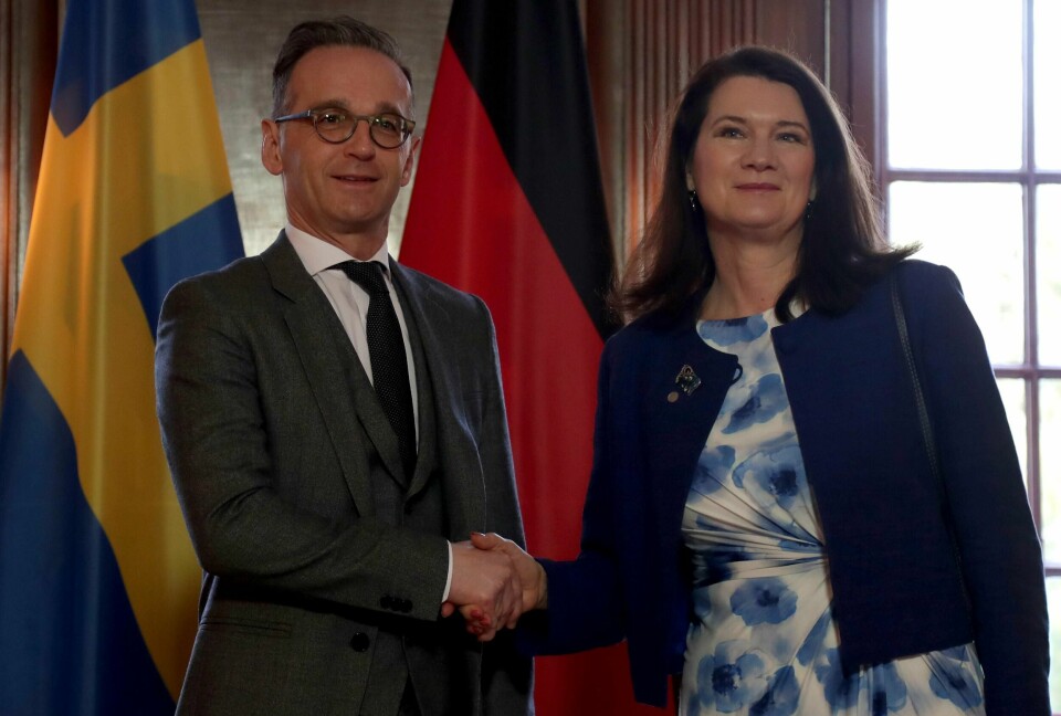 ÅPNER OPP: Tyskland og Sverige vil åpne opp for hverandre. Folk fra Sverige kan reise til Tyskland igjen. Det samme gjelder for folk fra Tyskland som vil til Sverige. Bildet er fra et møte i februar.