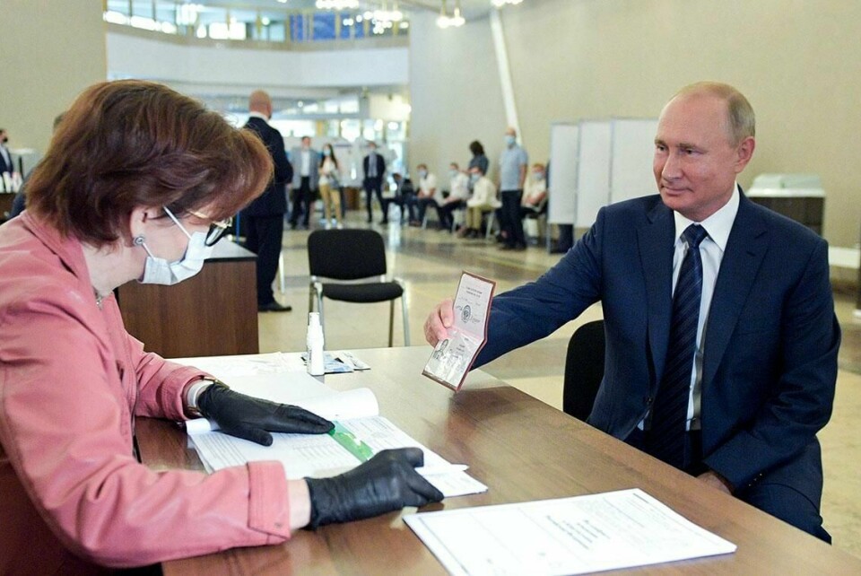 ENDRET: President Putin stemte under folkeavstemningen i Russland. Flertallet stemte ja til å endre grunnloven. Det melder et russisk nyhetsbyrå.