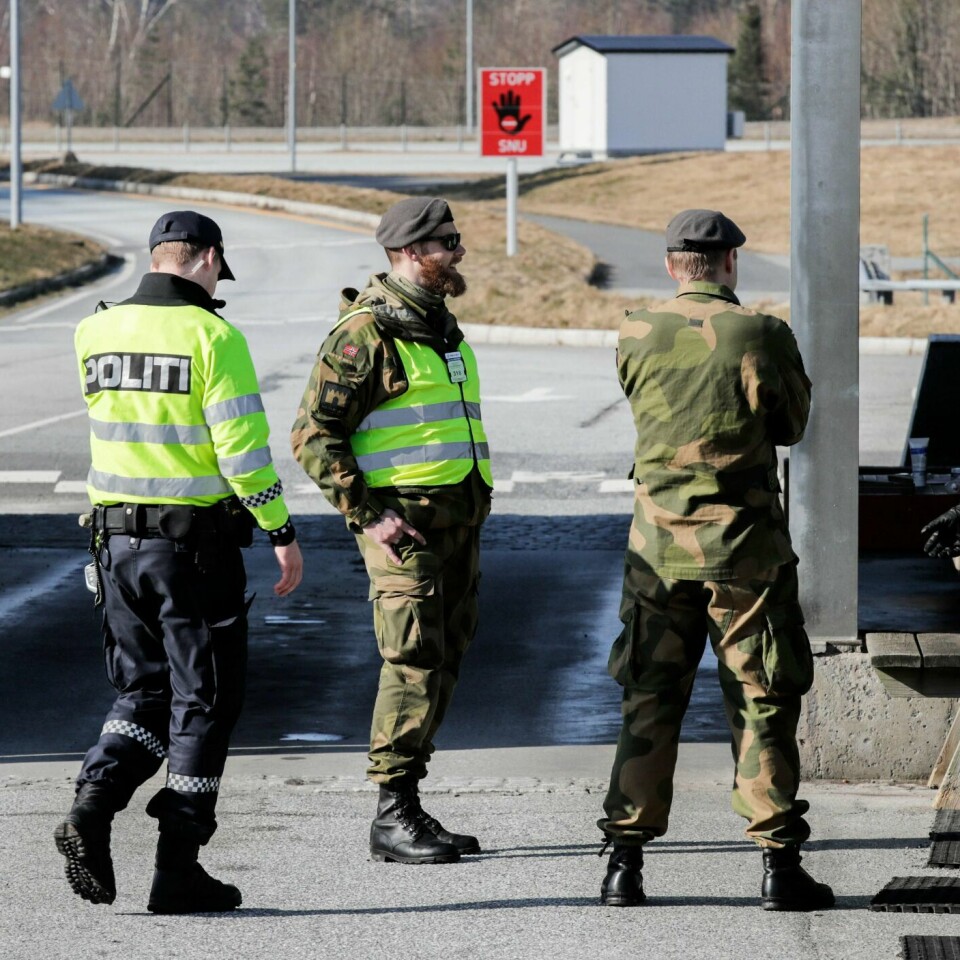 PASSER PÅ: Politi og militært personell passer på ved grensen mellom Norge og Sverige på Svinesund. Bildet er fra slutten av mars i år.