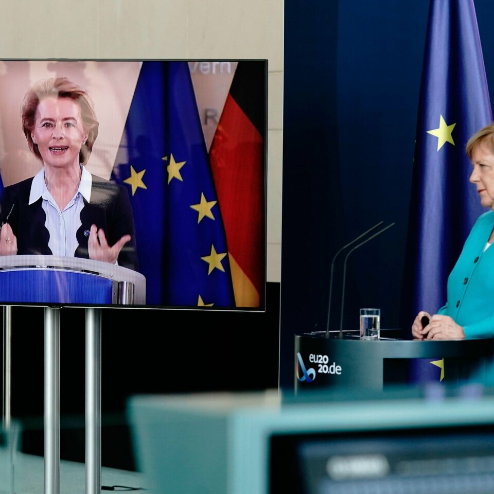 LEDERE: Angela Merkel (til høyre) og Ursula von der Leyen leder EU. Bildet er fra en presse-konferanse 2. juli 2020.