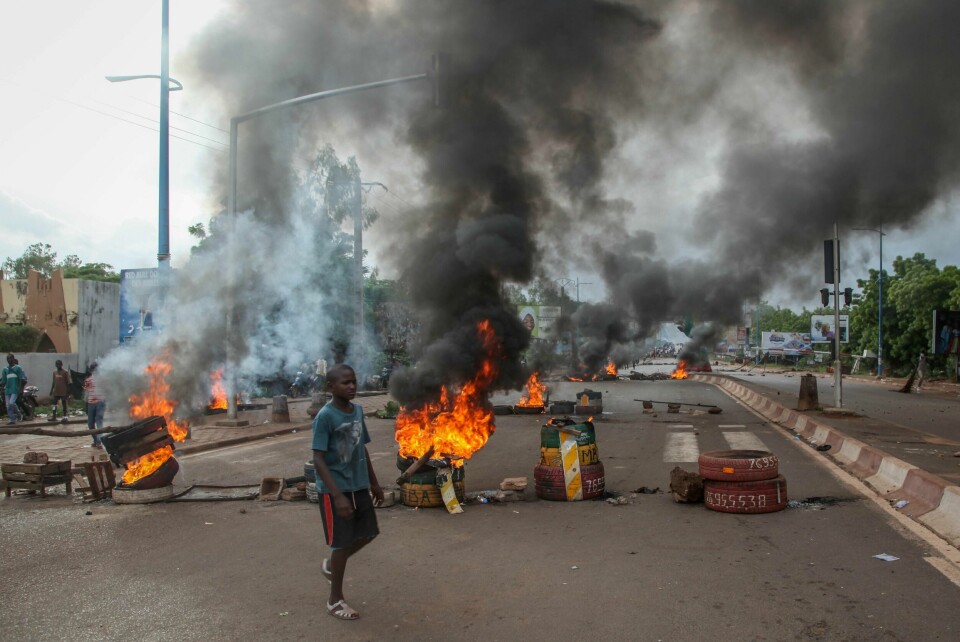 PROTESTER: Mange i Mali protesterer mot presidenten i landet. De krever at han skal slutte som president.