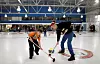 Jim Creeggan er kanadier. Han spiller curling til vanlig. Her lærer han bort sporten til en gutt fra Kurdistan.