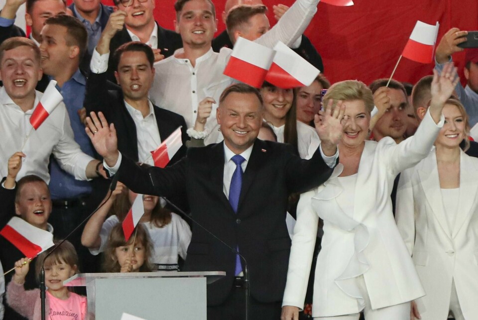 KUNNE JUBLE: Andrzej Duda jublet for seieren i valget søndag. Han sa selv at han hadde vunnet det jevne valget, mens det fortsatt kunne snu. Mandag morgen sier valg-kommisjonen at han får være president i fem år til.