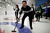 En Afghaner prøver curling for første gang.