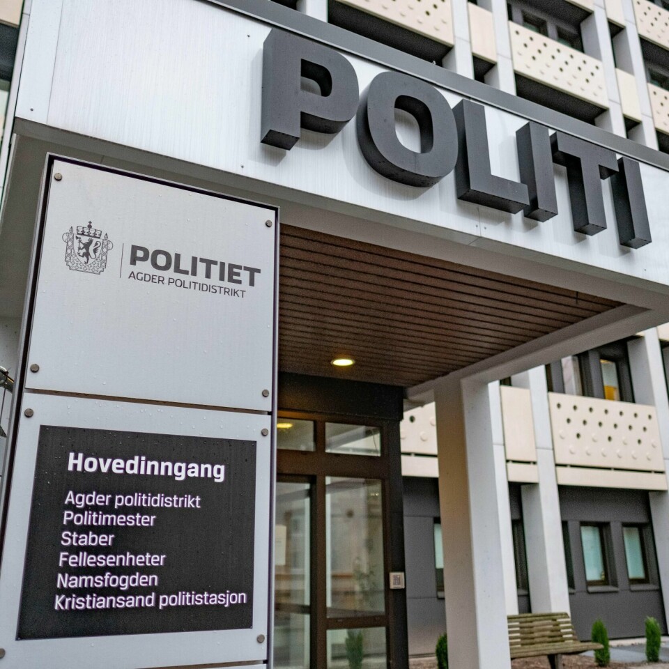 FIKK PUSTE: Qadar Osman Abdi sier han ikke fikk puste i et avhør. Overvåkningsbildene viser at han ble lagt i bakken av politiet. Men politimannen nekter for at Abdi ikke kunne puste.